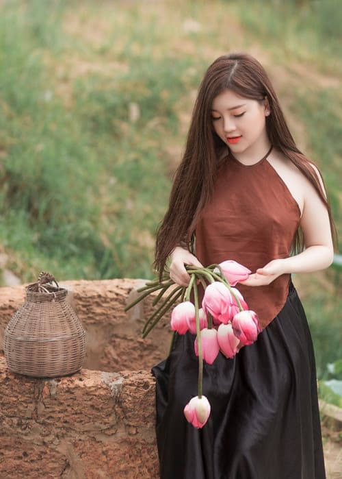 Xem hình ảnh thiếu nữ xinh đẹp hấp dẫn với chiếc yếm nâu bên bó hoa sen