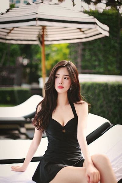 Xem hình ảnh cô gái với chiếc váy ngắn màu đen cuốn hút ngôi tạo dáng