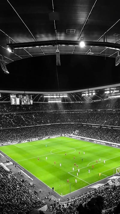 Hình ảnh đẹp về các cầu thủ đang thi đấu trên sân cỏ làm hình nền điện thoại