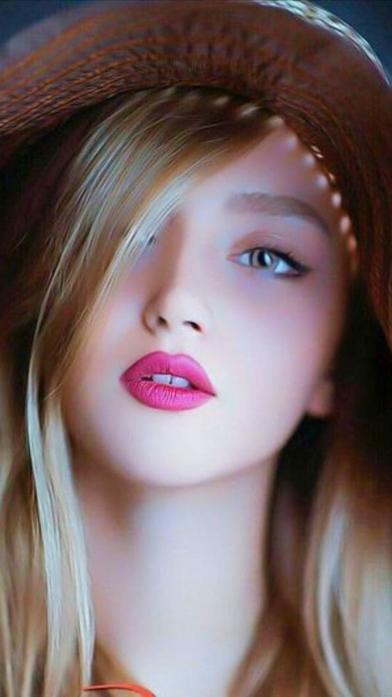 Hình nền điện thoại cô gái xinh đẹp với mái tóc vàng đội chiếc mũ và đôi môi màu tím