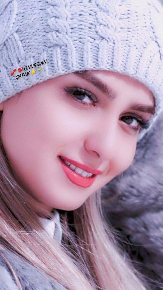 Hình nền điện thoại cô gái xinh đẹp với nụ cười tỏa sáng và chiếc mũ lên đáng yêu