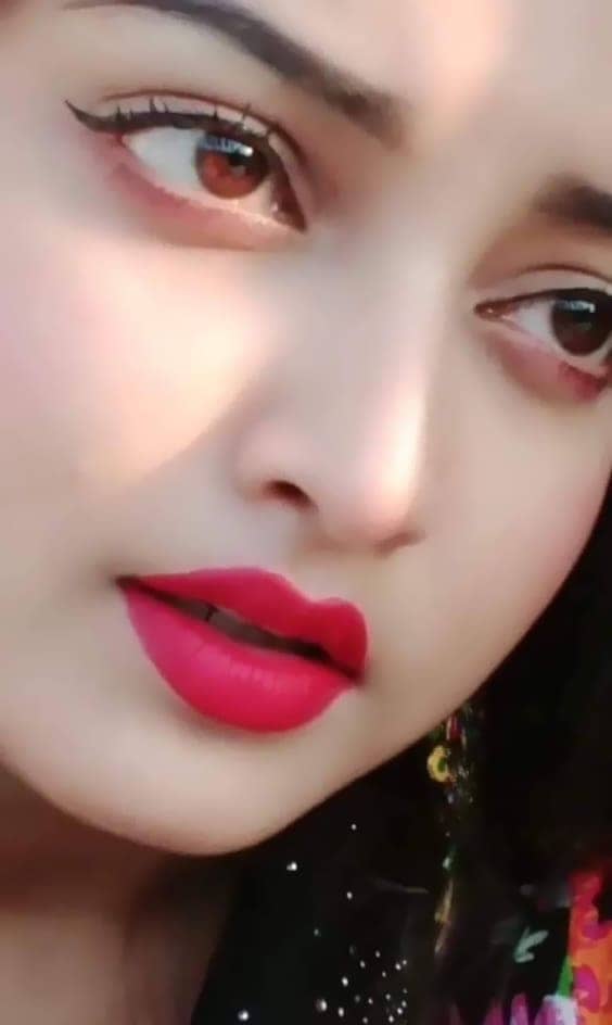 Hình nền điện thoại cô gái có gương mặt đẹp đôi mắt to tròn và đôi môi căng mọng