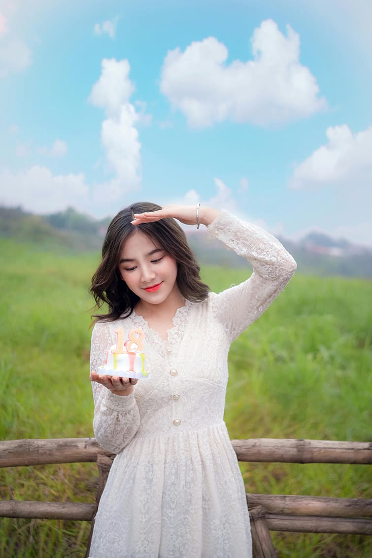 Xem hình ảnh cô gái xinh đẹp với chiếc bánh sinh nhật 18 tuổi của mình