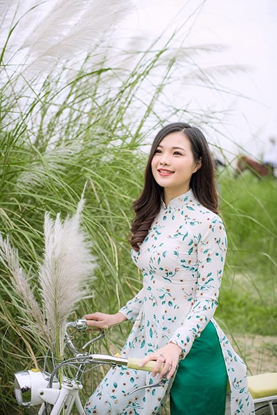 Xem hình ảnh thiếu nữ xinh đẹp đang hòa mình vào thiên nhiên với những bông hoa lau